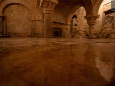 ...e dalle ampie pozze d'acqua che riempiono il pavimento rialzato del succorpo